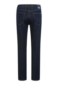 Jean en denim bleu foncé vu de dos avec deux poches arrière, coutures marron, et une petite étiquette noire de la marque Brax sur la ceinture.