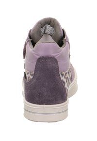 Lila Sneaker mit einer Kombination aus Wildleder und synthetischen Materialien, strukturierten Details, gepolstertem Kragen und einer Gummisohle mit leichtem Glanz.