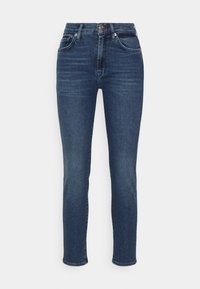 Jeans skinny de color azul oscuro con cintura de altura media, cierre de botón en la parte frontal, cremallera y diseño de cinco bolsillos.