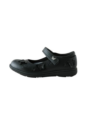 Pantof negru Mary Jane cu modele în relief de fluturi și o curea cu velcro care are un mic charm argintiu în formă de fluture.