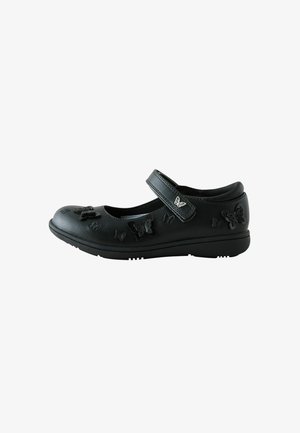 Pantof negru Mary Jane cu modele în relief de fluturi și o curea cu velcro care are un mic charm argintiu în formă de fluture.