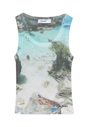 Tanktop met een gedrukte luchtfoto van een persoon die op de rotsen zonnebaden en twee mensen die zwemmen in helder turquoise water.