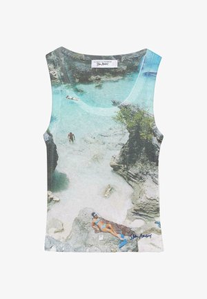 Tanktop met een gedrukte luchtfoto van een persoon die op de rotsen zonnebaden en twee mensen die zwemmen in helder turquoise water.