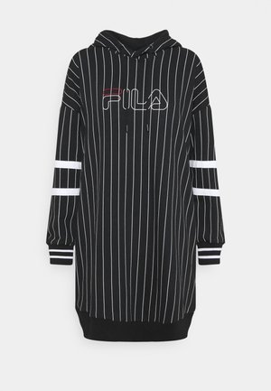 Zwarte lange hoodie-jurk met witte verticale strepen, FILA-logo op de borst, witte dubbele strepen op de mouwen en geribbelde boorden en zoom.