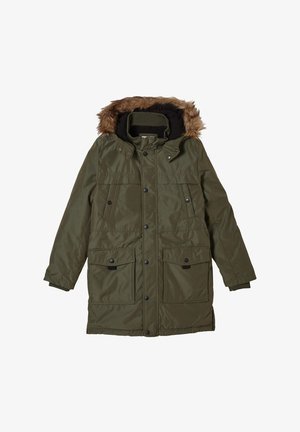 Parka verde oliva con cappuccio foderato in pelliccia sintetica, cerniera frontale, bottoni a pressione, due grandi tasche anteriori e polsini elasticizzati.