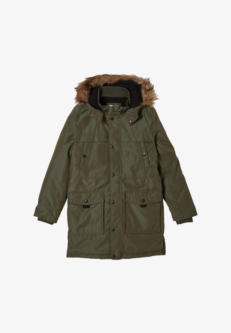 Parka vert olive avec une capuche doublée de fausse fourrure, fermeture éclair à l'avant, boutons-pression, deux grandes poches frontales et poignets élastiques.