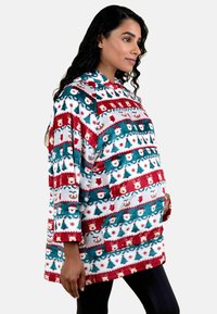 Fleece hoodie, rood, wit en teal met kerstpatronen, waaronder Santa gezichten en bomen. Heeft een kangoeroezak en brede mouwen.