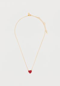 Zlatý náhrdelník s malým červeným príveskom v tvare srdca, jemným reťazcom a nastaviteľnou dĺžkou, doplnený drobným kruhovým detailom.