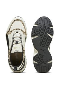 Sneakers bianchi con accenti in stampa leopardata, suola in gomma testurizzata, colletto imbottito e chiusura con lacci. Presentano una soletta imbotita per il massimo comfort.
