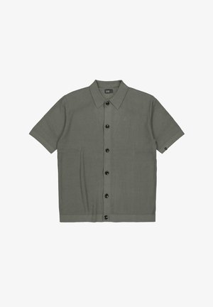 Korte mouwen olijfgroen gebreid shirt met kraag en zes zwarte knopen aan de voorkant, plat neergelegd.