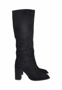 Stivali neri alti fino al ginocchio realizzati in suede morbido, caratterizzati da un alto tacco a blocco, punta affusolata e un design morbido. Senza hardware o decorazioni visibili.