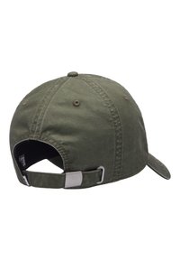 Olivegrüner Baumwollcap mit gebogenem Schirm, verstellbarem Metallverschluss auf der Rückseite und sechs Paneelen. Nähte sind auf dem Stoff sichtbar.