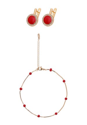 Bracelet en or avec de petites perles rouges et boucles d'oreilles en or avec de grands centres rouges entourés de pierres transparentes.