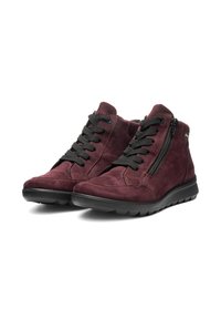 Sneakers high-top in suede bordeaux con lacci neri, dettaglio con zip laterale e suola in gomma con un motivo a tasto triangolare per maggiore aderenza.