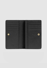 Zwart leren portemonnee met een gestructureerde afwerking, voorzien van meerdere kaartsleuven en een druksluiting. Compact ontwerp, minimale metalen details.