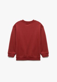 Sudadera roja con cuello redondo, puños de canalé y una textura suave. La parte posterior presenta un diseño simple y sin adornos.