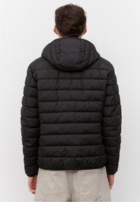 Schwarze Daunenjacke mit Kapuze, versehen mit einem gesteppten Design, elastischen Bündchen und einer glatten Oberfläche. Der Rücken ist vollständig bedeckt und hat keine Logos.