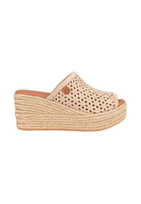 Sandalias de cuña beige con diseño de recortes perforados; plataforma de cuerda natural y banda de dedo texturizada; plantilla plana y suave para mayor comodidad.