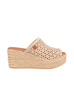 Sandalias de cuña beige con diseño de recortes perforados; plataforma de cuerda natural y banda de dedo texturizada; plantilla plana y suave para mayor comodidad.