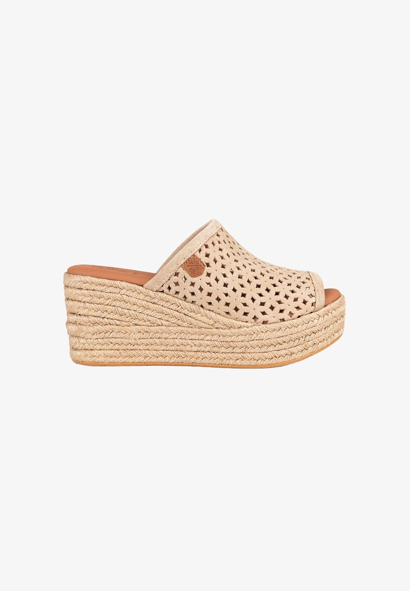 Sandalias de cuña beige con diseño de recortes perforados; plataforma de cuerda natural y banda de dedo texturizada; plantilla plana y suave para mayor comodidad.