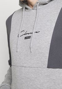 CLOSURE London Mikina s kapucí - mottled grey