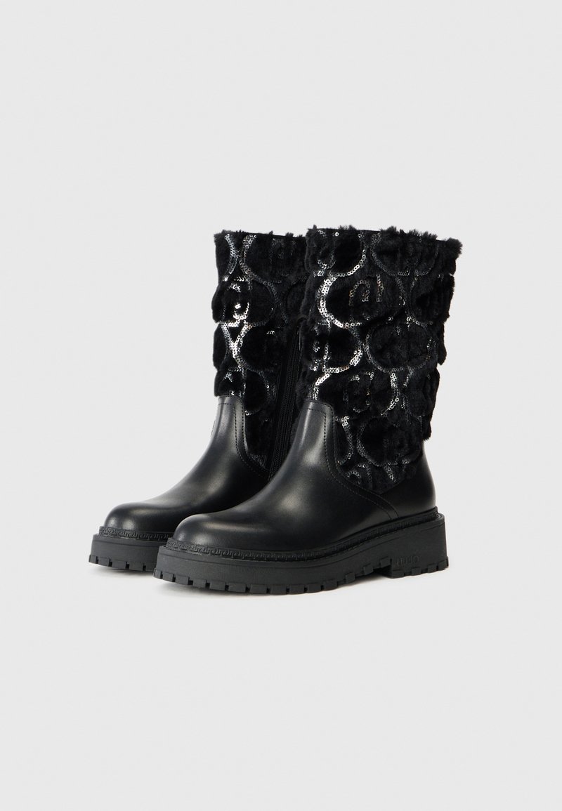 Schwarze Stiefeletten mit einer glatten Lederfront und einem strukturierten Kunstfellschaft, verziert mit einem glitzernden Blumenmuster und einer dicken Gummisohle.