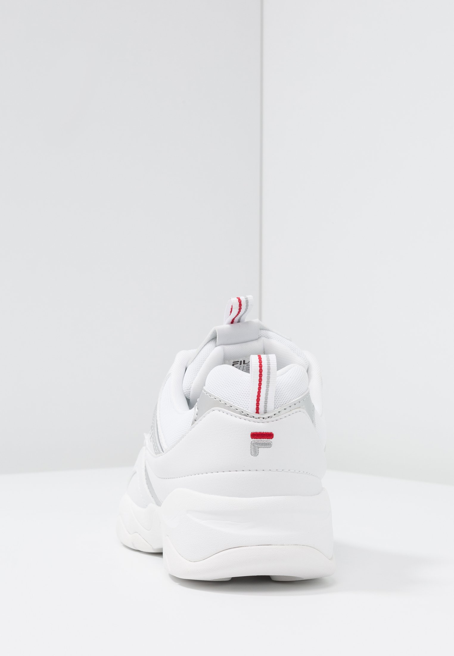 Fila RAY Joggesko whitesilverhvit Zalando.no Fila RAY Joggesko whitesilverhvit Zalando.no