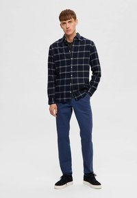 Selected Homme SLIMOWEN-BRUSHED NOOS - Skjorter - dark sapphire