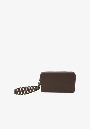 Portafoglio in silicone marrone con superficie testurizzata, forma rettangolare, chiusura con zip e tracolla in catena per il trasporto. Presenta il logo sulla parte anteriore.