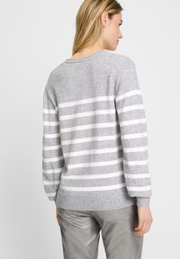 Grauer Pullover mit weißen horizontalen Streifen, gerippten Bündchen und Saum, der eine lockere Passform und weiche Textur aufweist. Rückansicht präsentiert.