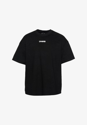 Mustmust värvi puuvillane T-särk lühikeste varrukatega, ümar kaelus. Rinnal on valge logo "DNGRS". Pehme tekstuur, vabalt langev lõige.