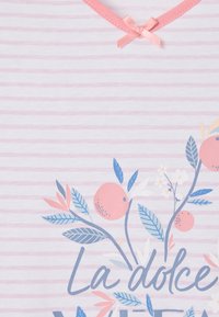 Tessuto a righe di colore rosa chiaro con un fiocco sul collo. Presenta un design floreale con frutti arancioni, foglie blu e il testo "La dolce vita."