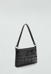 Musta nahkainen käsilaukku, jossa hapsukuvio, hopeiset niitit ja säädettävä yksittäinen olkahihna. Suorakulmainen muoto, sileä pinta.