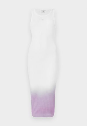 Ärmelløs hvid midi-kjole med rund halsudskæring og gradient, der falmer til lys lilla ved kanten, med Moschino-logo tags ved nakken og brystet.