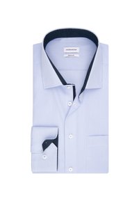 Camicia a righe azzurro chiaro con colletto a pois scuri, chiusura con bottoni e una tasca sul petto. Vestibilità regolare con dettagli a contrasto.