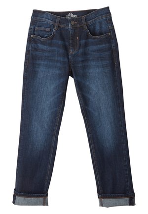 Jean en denim bleu foncé roulé, avec poches avant et arrière, coutures marron, et fermeture à boutons.