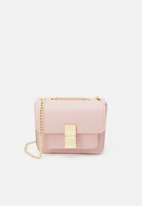 Różowa skórzana torebka na ramię z złotymi akcentami, łańcuszkowym paskiem, prostokątnym kształtem, z klapką i gładką fakturą.