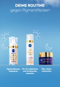 Drei Hautpflegeprodukte: eine klare Pumpeflasche, eine weiße Tube und ein dunkelblauer Jar mit goldenen Akzenten, etikettiert zur Reduzierung von Pigmentflecken.