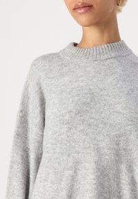 ONLY Petite ONLSILJA LOOSE PULLOVER - Maglione - light grey