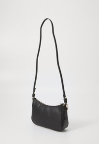 Borsa a spalla in pelle nera con forma curva, tracolla regolabile e zip in tono oro. Texture liscia e design minimalista.