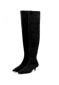 Czarne kozak o sięgające ponad kolano, wykonane z zamszu, z szpiczastym noskiem, niskim obcasem oraz bocznym zamkiem błyskawicznym dla łatwego zakładania.