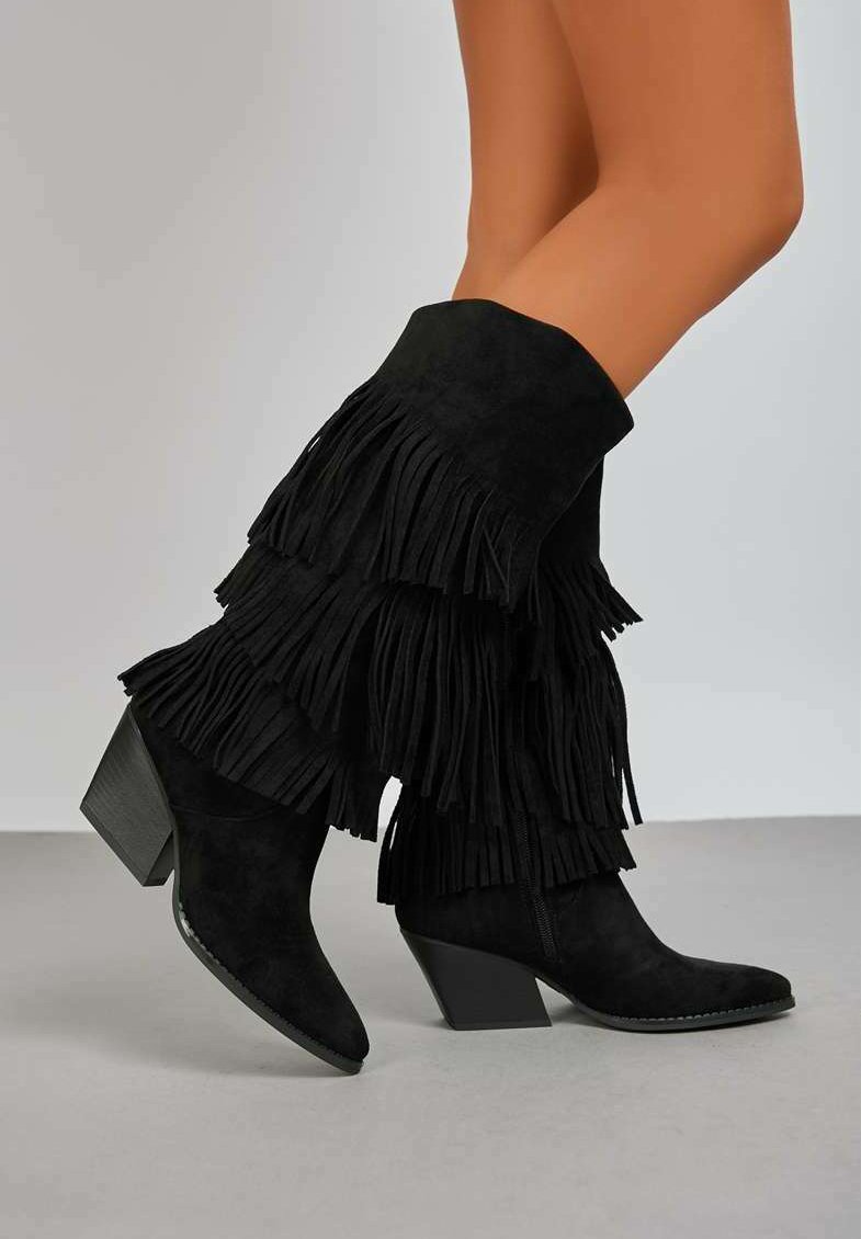 Bottes en suède noir avec des détails de franges empilées, bout pointu et un talon bloc structuré. Le design présente une silhouette épurée et un contraste de textures.