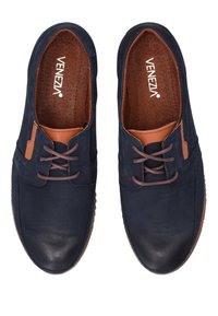 Námořnické modré kožené boty s hnědými akcenty, s tkaničkami, kulatou špičkou a texturovanou stélkou. Boční prošívání dodává rozměr.