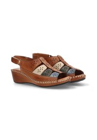 Sandalias de cuero con paneles multicolores: marrón, crema, verde y azul. Presentan diseños troquelados, un tacón tipo slingback y un tacón cuña.