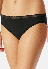 Fekete pamut bikini, csipkés derékpánttal, klasszikus szabású és sima textúrájú, a kényelem és a jó illeszkedés érdekében tervezve.