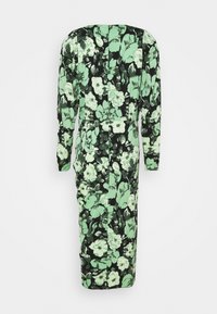 Sukienka z długim rękawem o czarnym tle z dużym zielonym wzorem kwiatowym; gładki, miękki materiał z marszczeniem w talii.