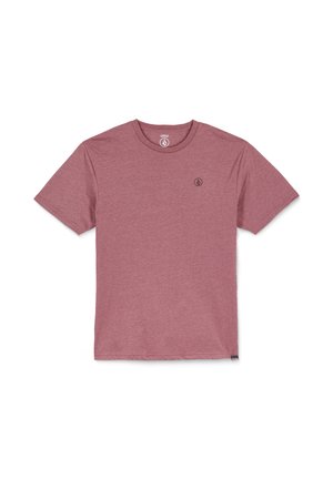 Camiseta de manga corta y cuello redondo en color burdeos, hecha de un tejido suave con un pequeño logo negro en el lado izquierdo del pecho, acabado texturizado.