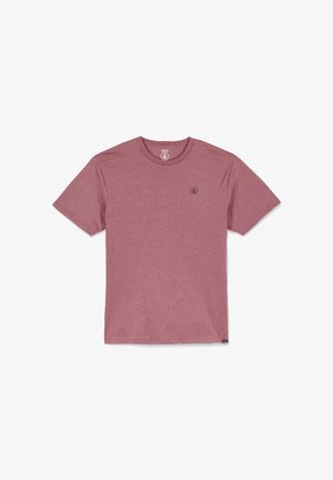 T-shirt à manches courtes et col rond de couleur bordeaux, fabriqué en tissu doux avec un petit logo noir sur la poitrine gauche, finition texturée.