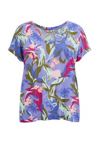 Krátký rukáv, modré květinové tričko s výstřihem do V, zdobené zelenými listy a růžovými květy v živých vzorech. Vyrobeno z prodyšného materiálu.