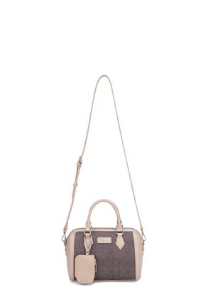 Petit sac à main rectangulaire avec centre gris foncé texturé et bordure beige, double poignée, longue bandoulière réglable et pochette beige attachée.